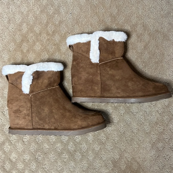 NEW Cushionaire Kenzie Faux Fur Trim Wedge Boot - Picture 5 of 8